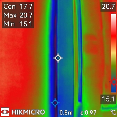 Infrarrojos cámara térmica de una ventana con puente térmico